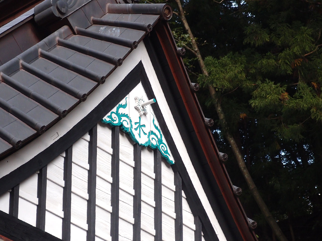 奈良田の里温泉の駐車場にあるお寺